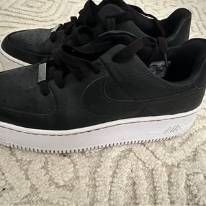 Black Nike Air Force 1 tennis shoes
